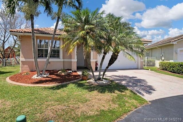 GORGEOUS MONARCH LAKES FAMILY HOME ON CUL-DE-SAC .