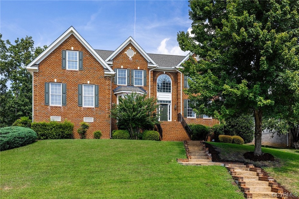 View of front of property featuring a front yard