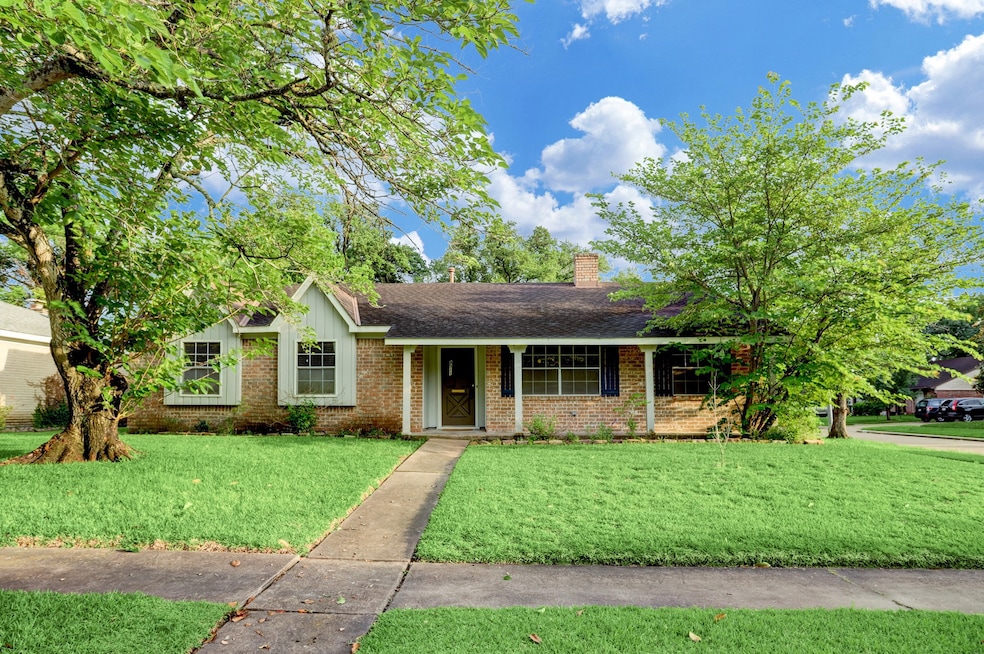 Come on in to 8511 Stroud Dr perfectly located in Sharpstown Country Club neighborhood.