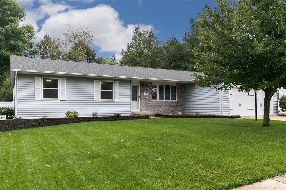 2924 Hillmer Dr SW, Cedar Rapids, IA 52404 - photo 1