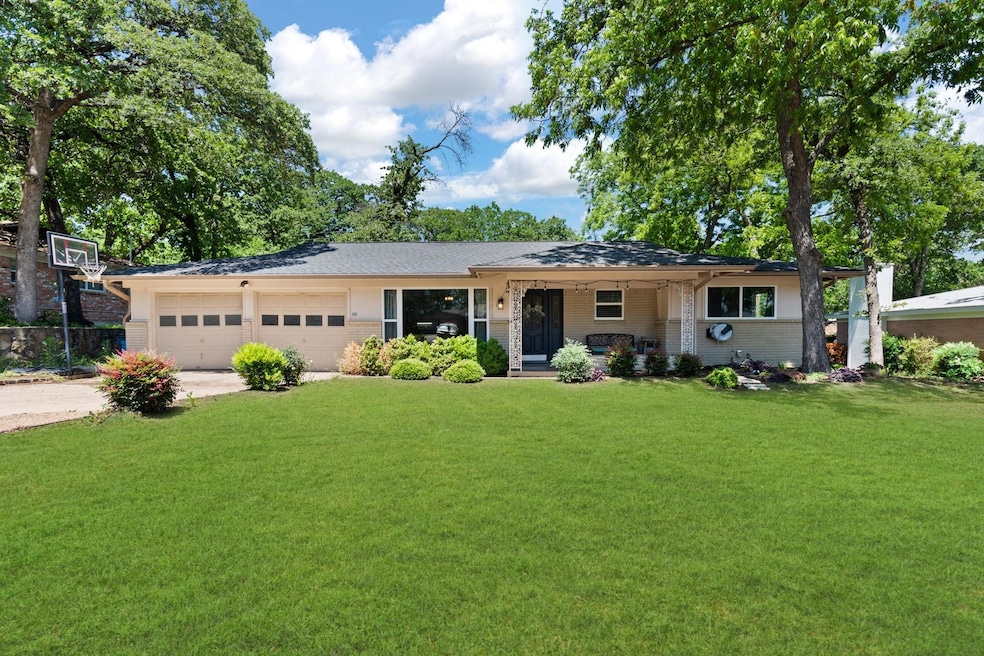 612 Woodcrest Dr, Hurst, TX 76053 - photo 1