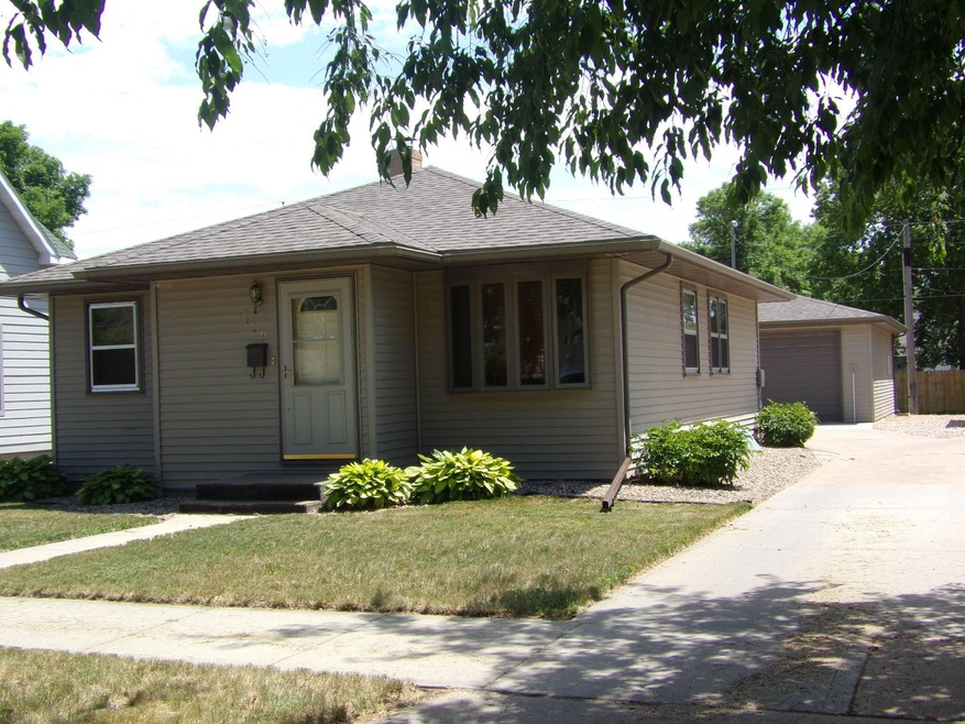 1109 E 3rd Ave, Mitchell, SD 57301 - photo 1