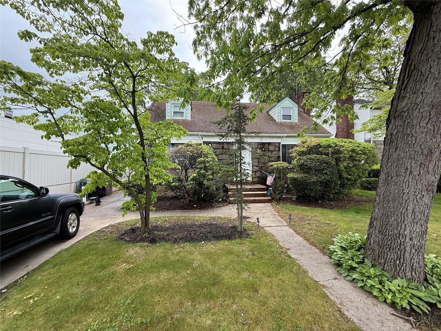 15 Astor Place, Valley Stream, NY 11581 - photo 1