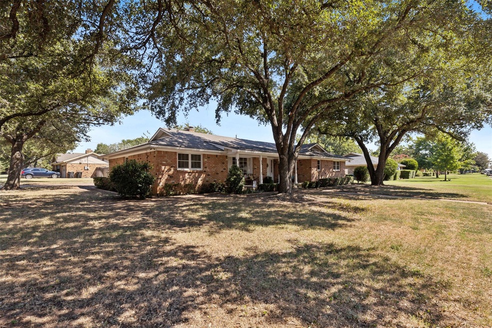 1236 Crestwood Dr, Cleburne, TX 76033 - photo 1