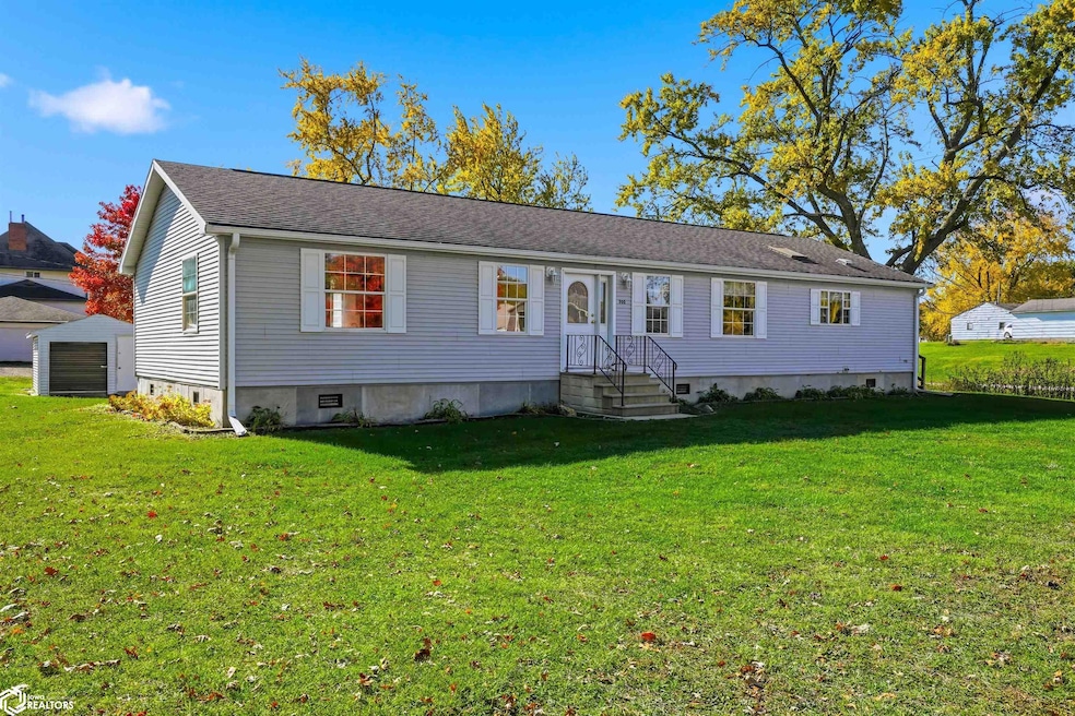 702 E Liberty St, Montezuma, IA 50171 - photo 1