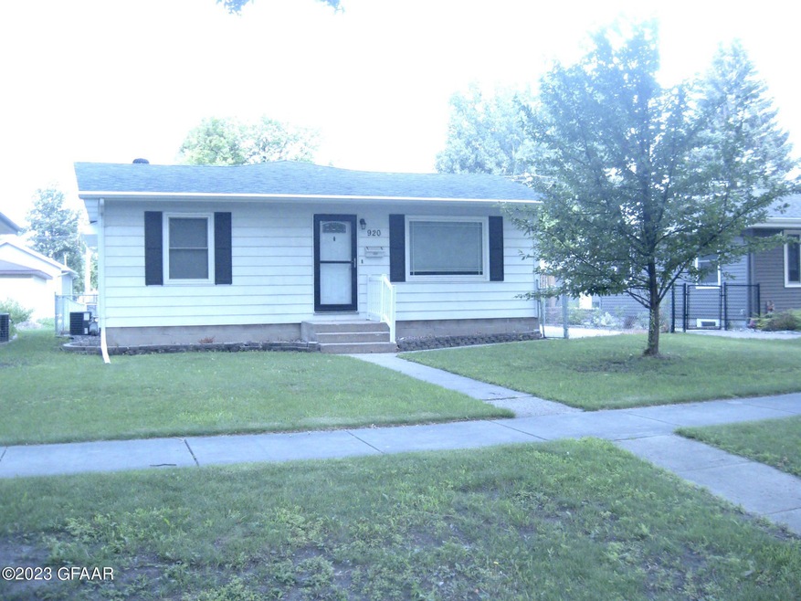 920 S 19th St, Grand Forks, ND 58201 - photo 1