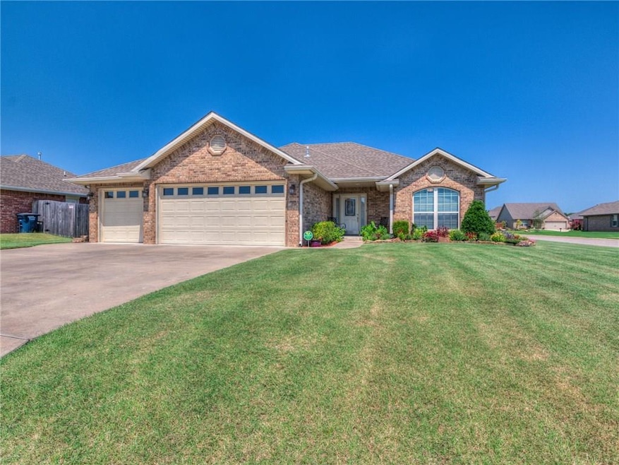 2301 Crooked Oak Ct, Shawnee, OK 74804 - photo 1