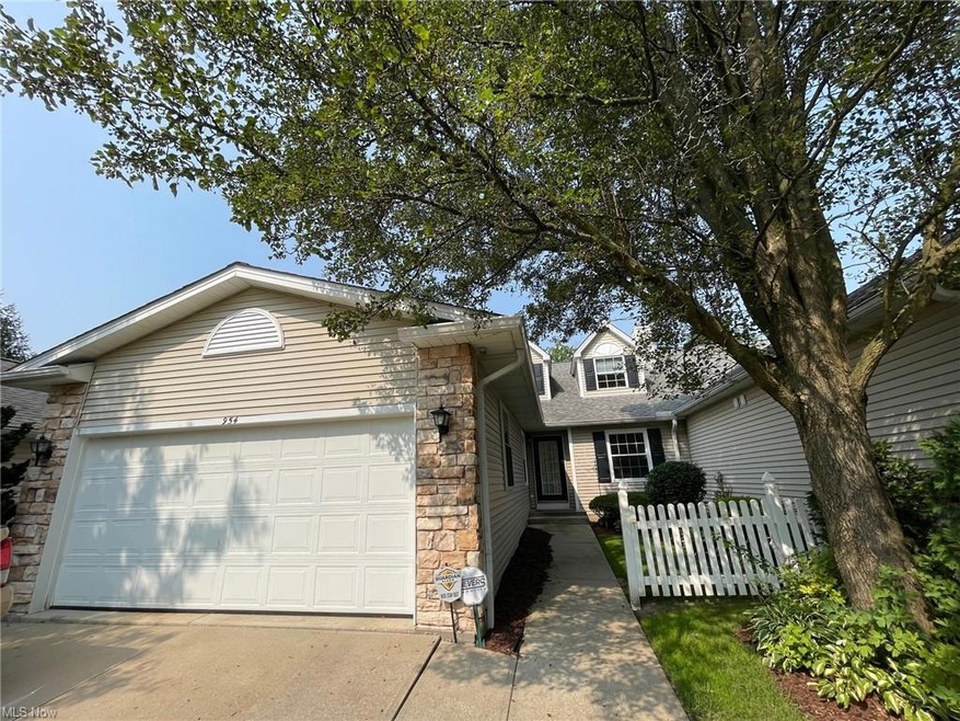 Beautifully updated Lakes of Aurora condo with 4 b