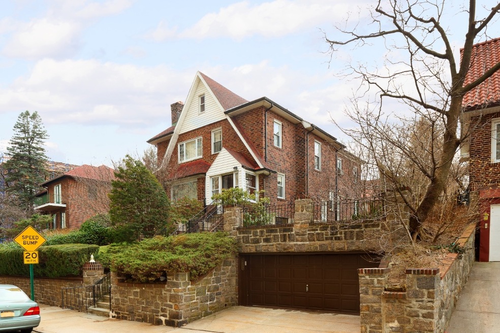 2635 Netherland Ave, Bronx, NY 10463 - photo 1