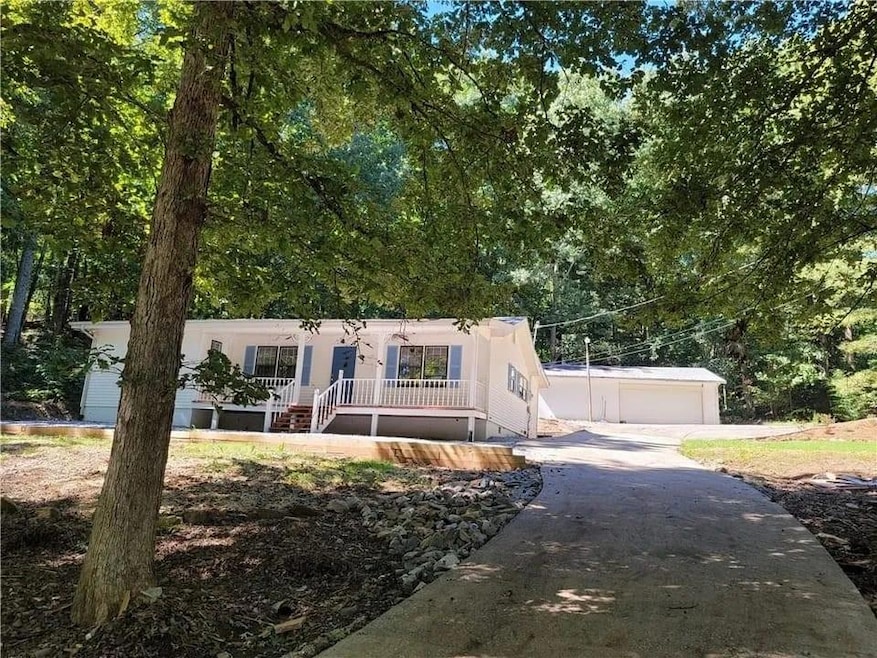 Manufactured / mobile home with driveway and covered porch