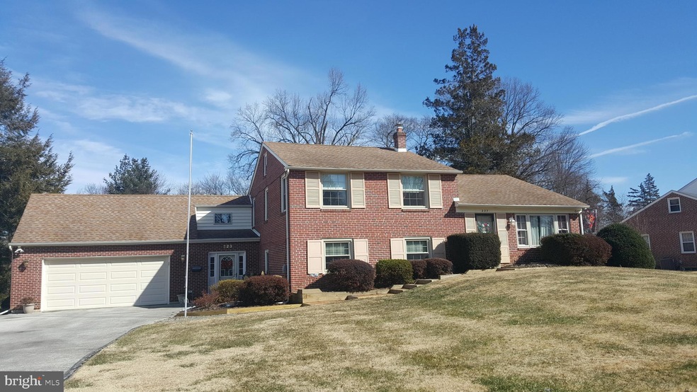 223 Canterbury Dr, Wallingford, PA 19086 - photo 1