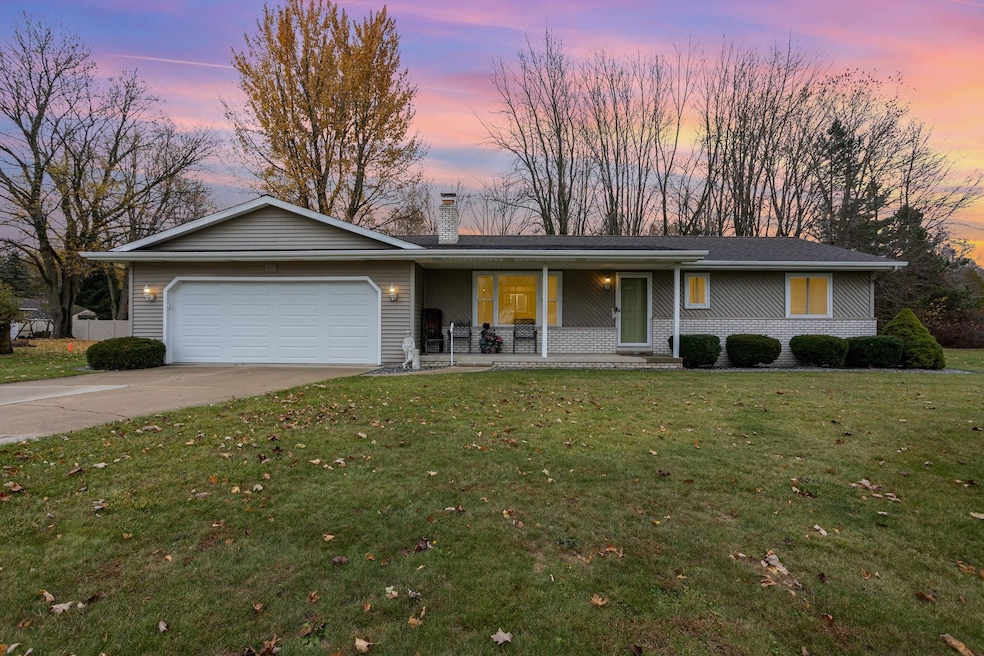 205 Maple View Ct, Hemlock, MI 48626 - photo 1