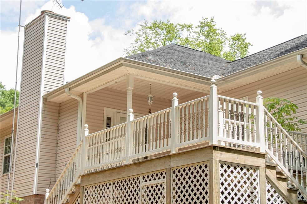 Open deck off the back of the home