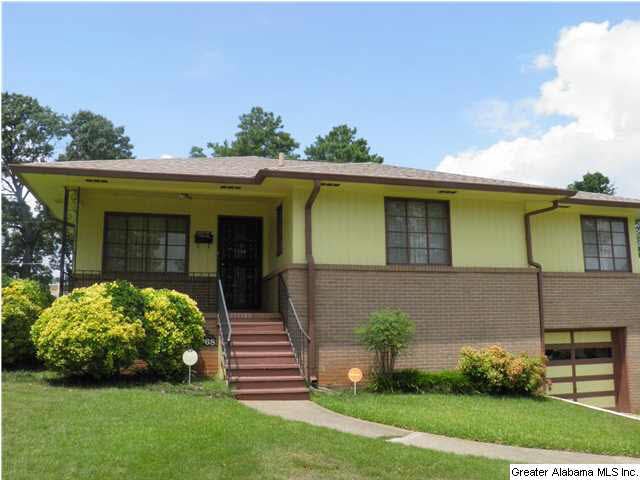 Well-kept home in neighborhood where pride of owne