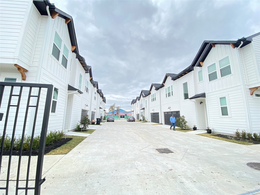 8914 Knoll Villas St, Houston, TX 77080 - photo 1