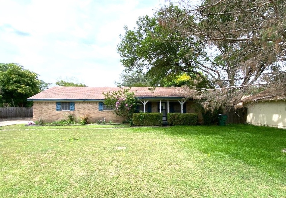 407 Anna Hobbs Ln, Eddy, TX 76524 - photo 1