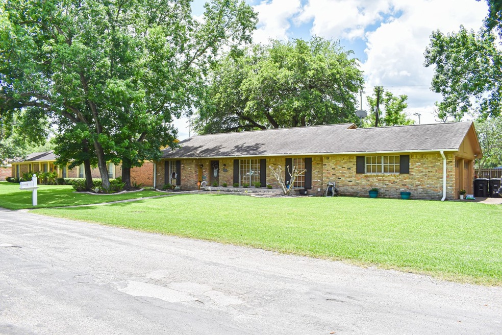 1521 Alta Vista Dr, Alvin, TX 77511 - photo 1