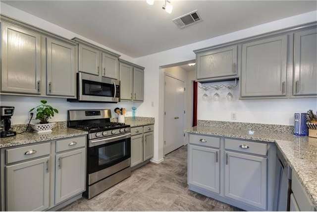 Enjoy cooking in this beautifully appointed kitche