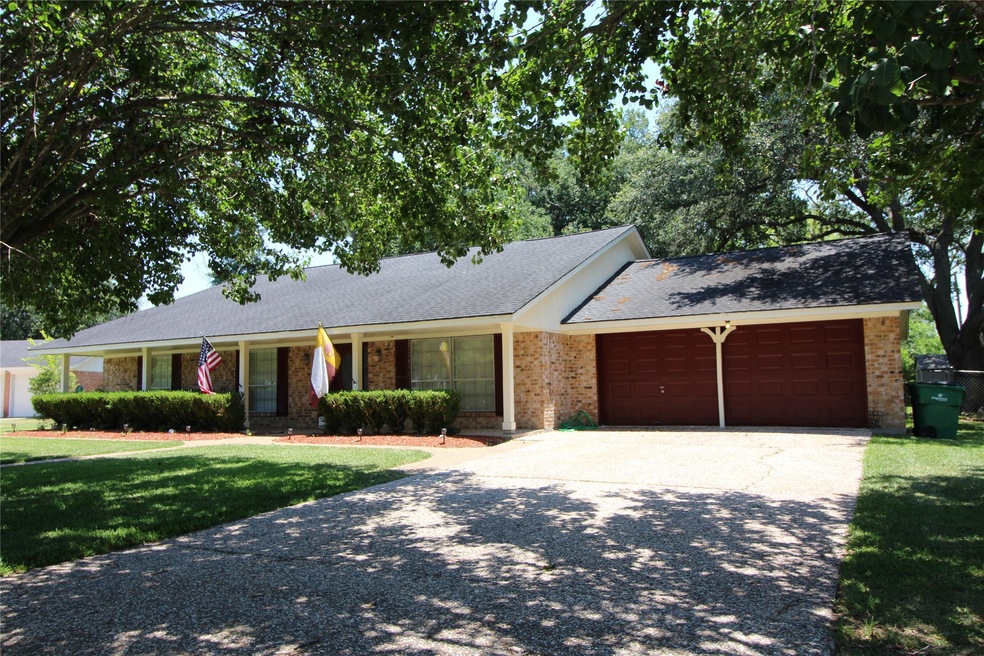 121 S Jane St, Alvin, TX 77511 - photo 1