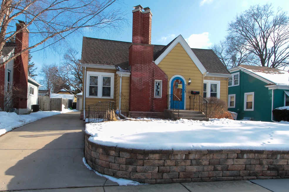 725 N Grove Ave, Elgin, IL 60120 - photo 1