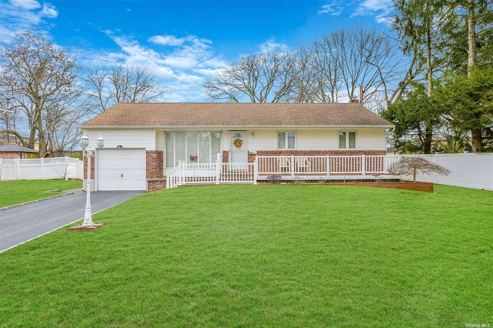 370 Townline Rd, ComMacK, NY 11725 - photo 1