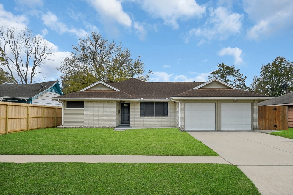 10302 Southport Dr, Houston, TX 77089 - photo 1