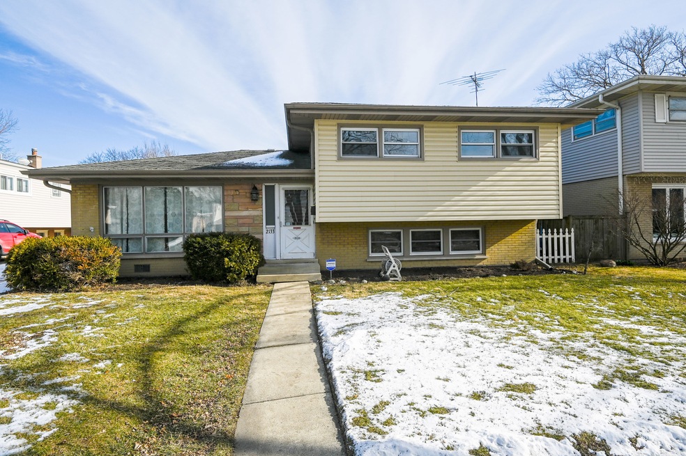 2133 Westview Dr, Des Plaines, IL 60018 - photo 1