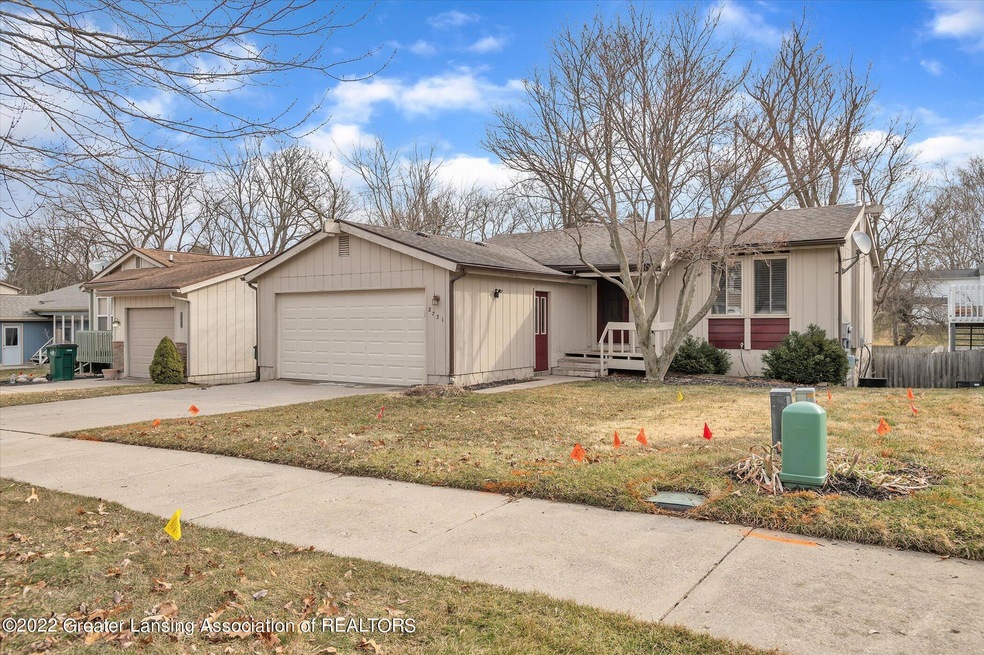2731 Aurora Dr, Lansing, MI 48910 - photo 1