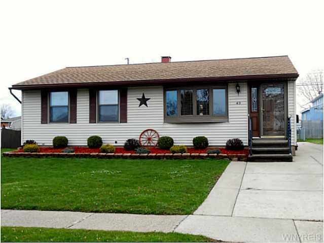 Exterior Front Well maintained home with tastefull