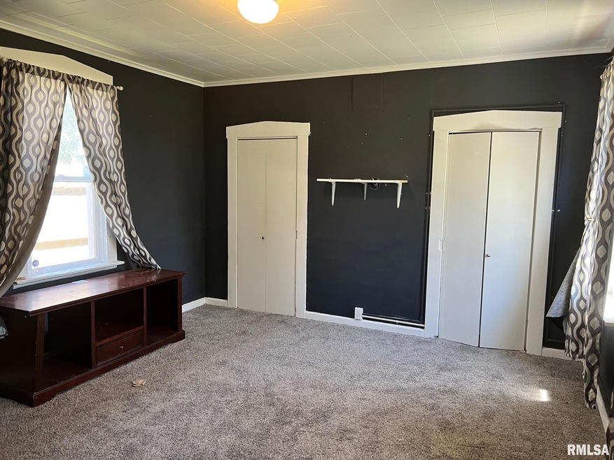 1329 1/2 Washington St, Davenport, IA 52804 - photo 1