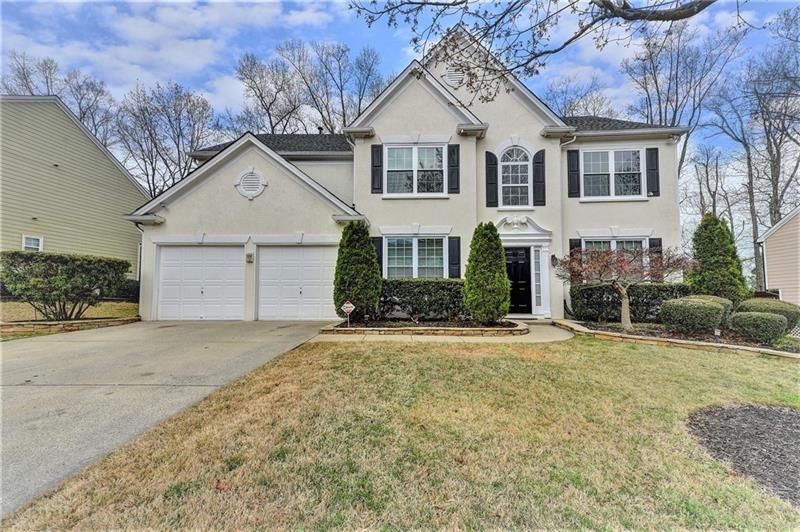 Beautifully landscaped in fornt!!