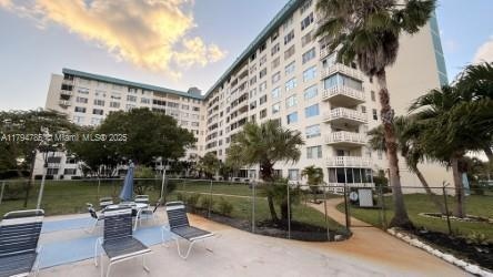 Hillcrest East No.23 unit 214, Hollywood, FL 33021 - photo 1