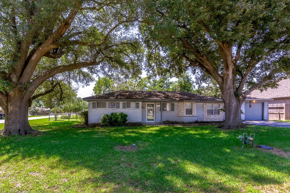 1009 Hicks St, Tomball, TX 77375 - photo 1