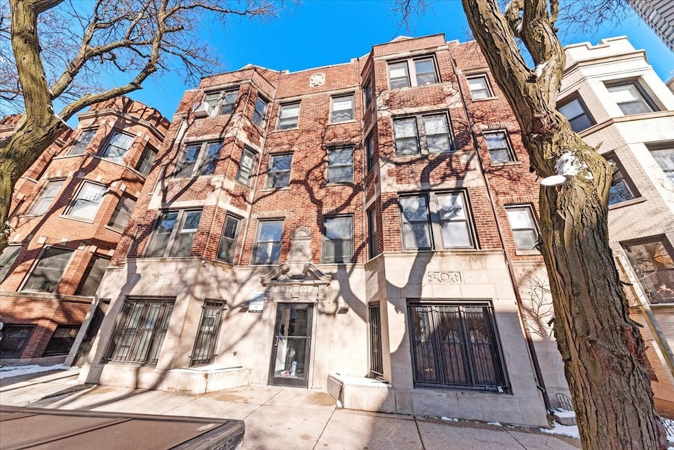 3727 N Pine Grove Ave unit 403, Chicago, IL 60613 - photo 1