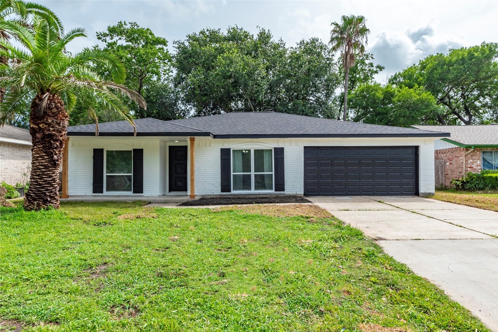 16915 Blackhawk Blvd, Friendswood, TX 77546 - photo 1