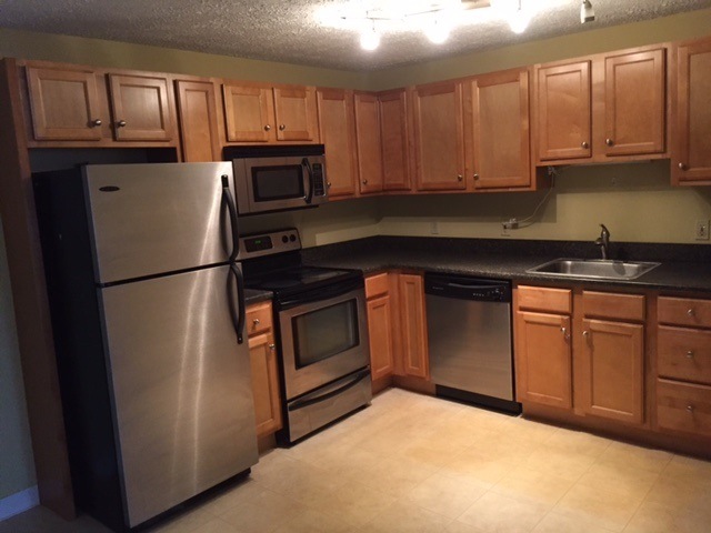 535 Calef Rd unit 16, Manchester, NH 03103 - photo 1