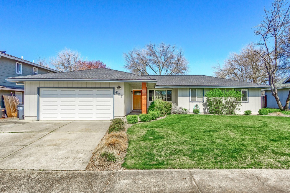 607 Edwina Ave, Central Point, OR 97502 - photo 1