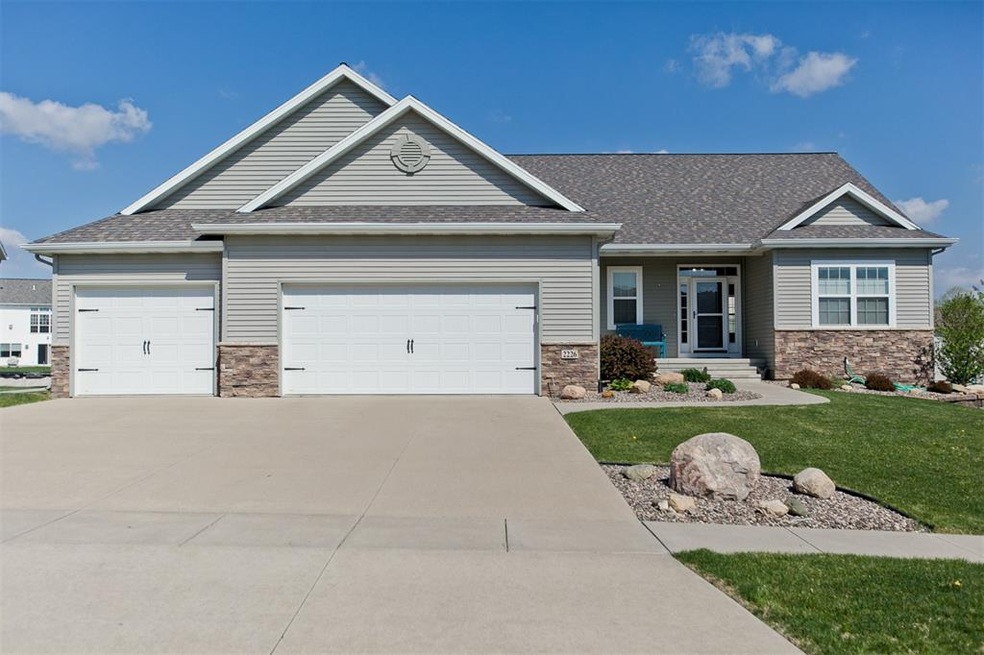 2226 Hallbrook St SW, Cedar Rapids, IA 52404 - photo 1