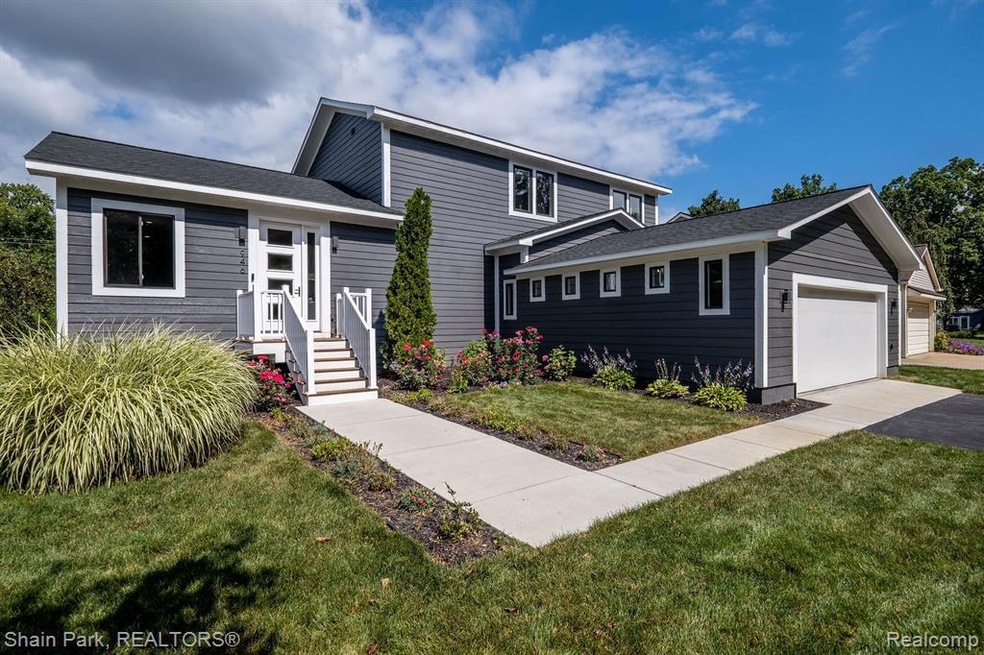 946 Dunreath in Beautiful Wolverine Lake