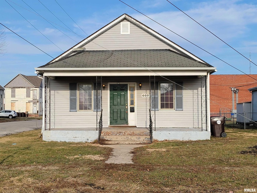 600 Clinton St, Lincoln, IL 62656 - photo 1