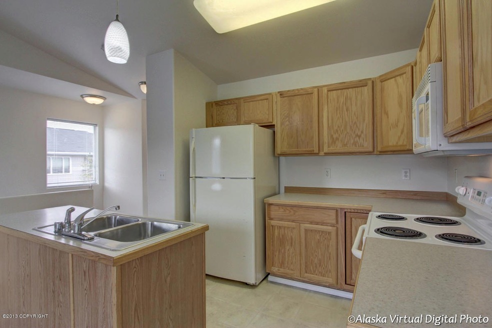 Spacious kitchen w/tons of counter space