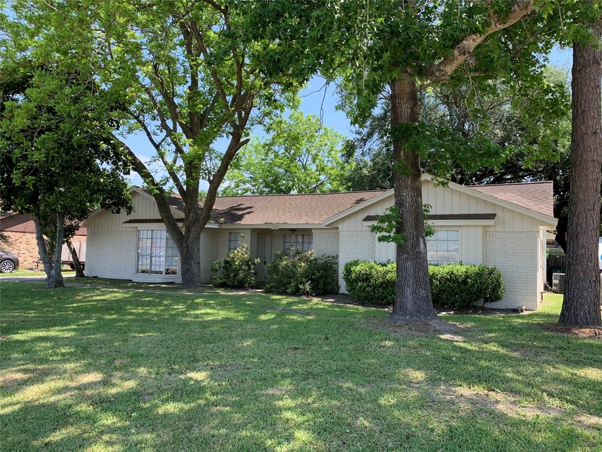 2713 Mustang Rd, Alvin, TX 77511 - photo 1