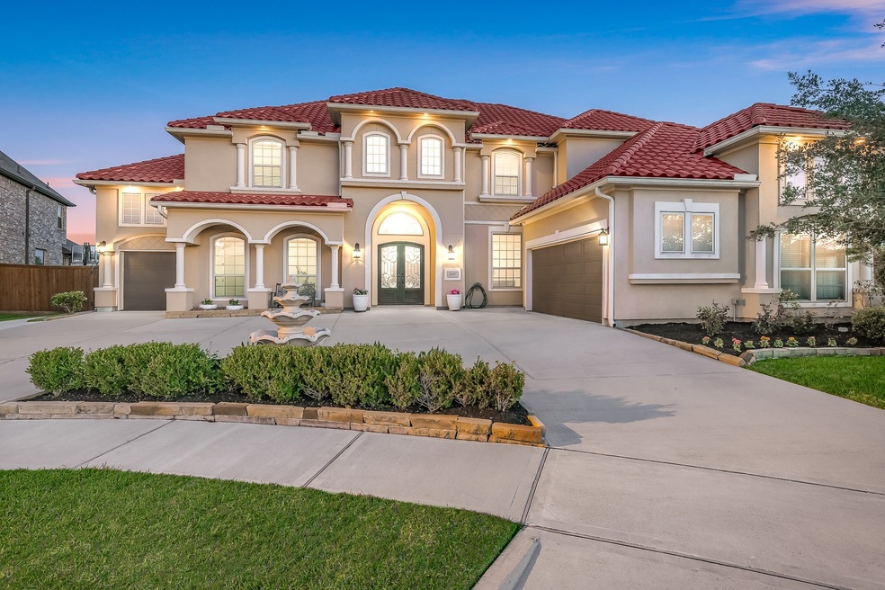 Gorgeous stucco home w/tile roof & circle driveway