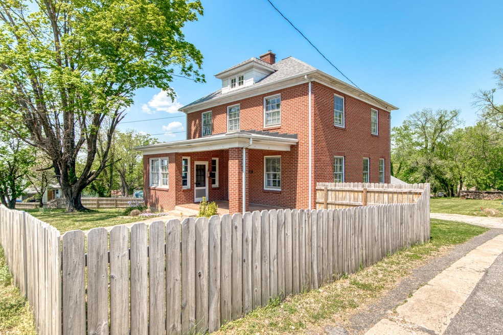 864 E Washington Ave, Vinton, VA 24179