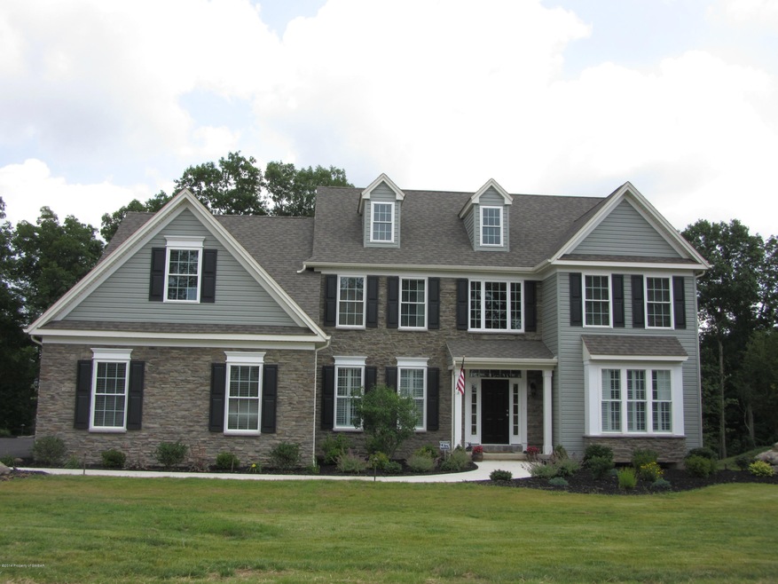 1075 Manor Dr, Mountain Top, PA 18707 - photo 1