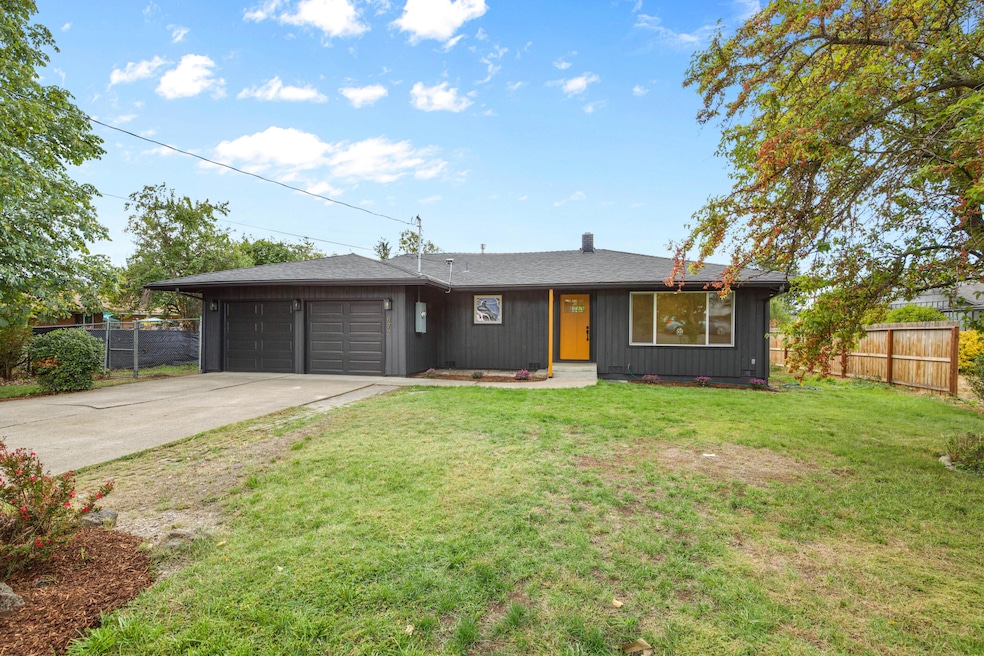 872 Morrison Ave, Medford, OR 97504 - photo 1