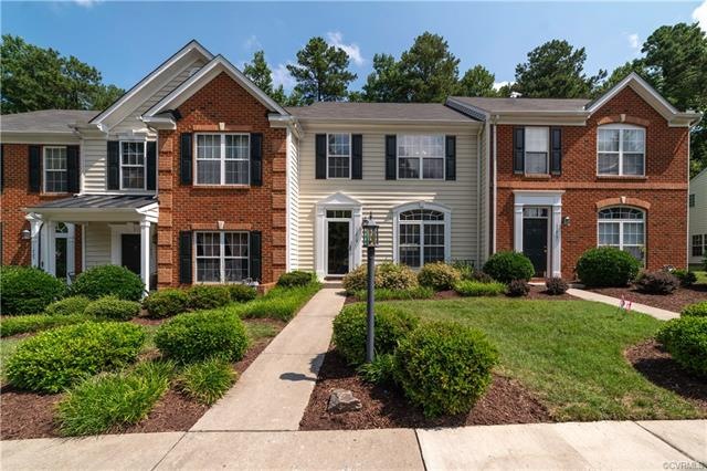 Interior unit w/ pretty curb appeal.