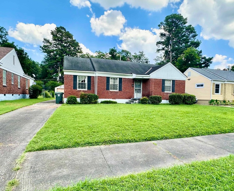 View of front facade featuring a front yard