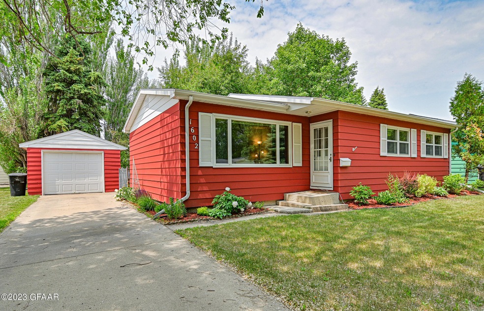 1602 S 17th St, Grand Forks, ND 58201 - photo 1