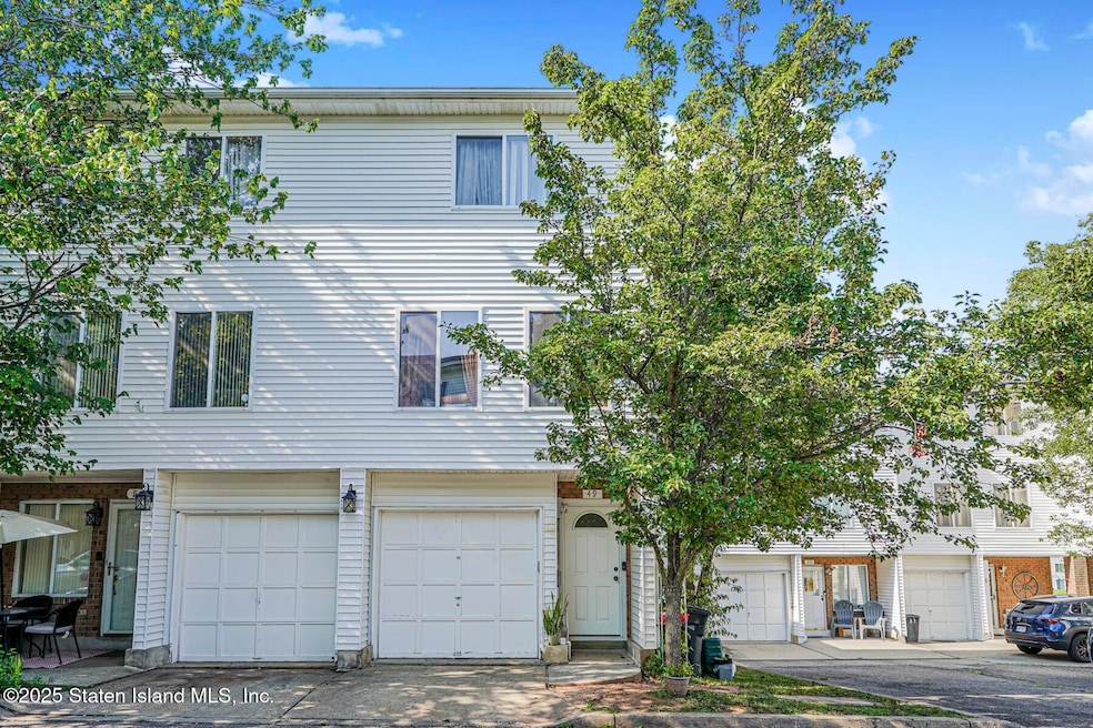 49 Jamie Ln, Staten Island, NY 10312 - photo 1